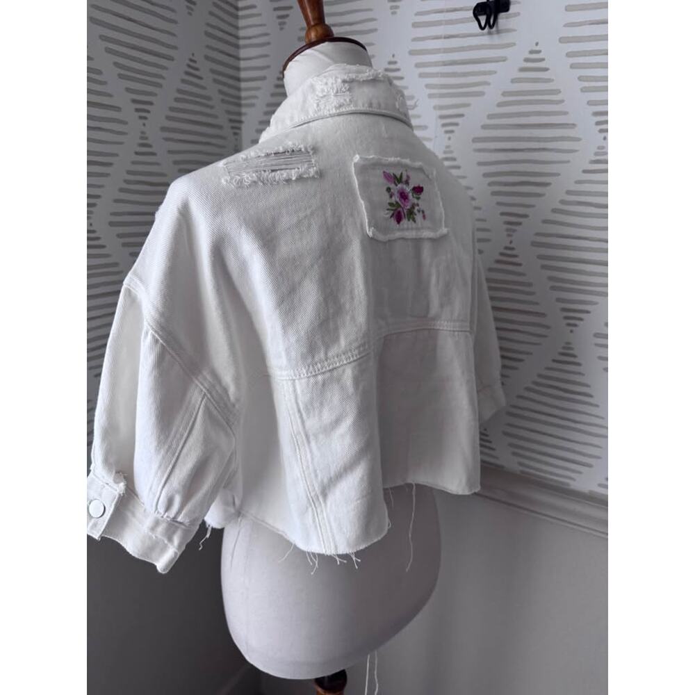 Pol Women’s Small White Distressed Cropped Denim Jacket Top - Picture 3 of 8